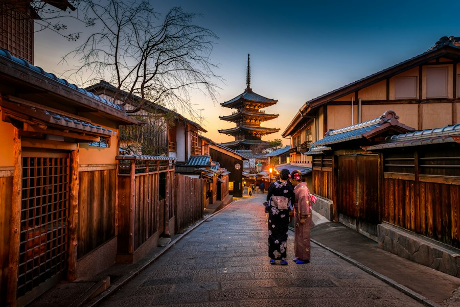 Lorong tradisional Jepun dengan pagoda dan bunga sakura